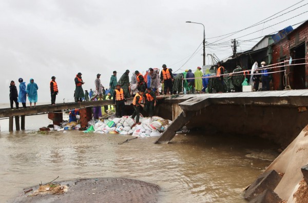 Đà Nẵng: Bộ đội căng mình 'vá' kè biển Duy Nghĩa Đà Nẵng: Bộ đội căng mình 'vá' kè biển Duy Nghĩa