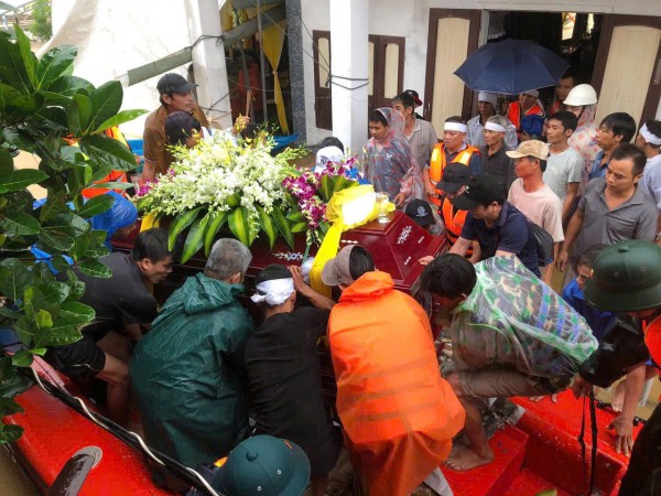 Đà Nẵng: Gia đình cầu cứu, bộ đội vượt lũ giúp an táng cụ bà 106 tuổi Đà Nẵng: Gia đình cầu cứu, bộ đội vượt lũ giúp an táng cụ bà 106 tuổi