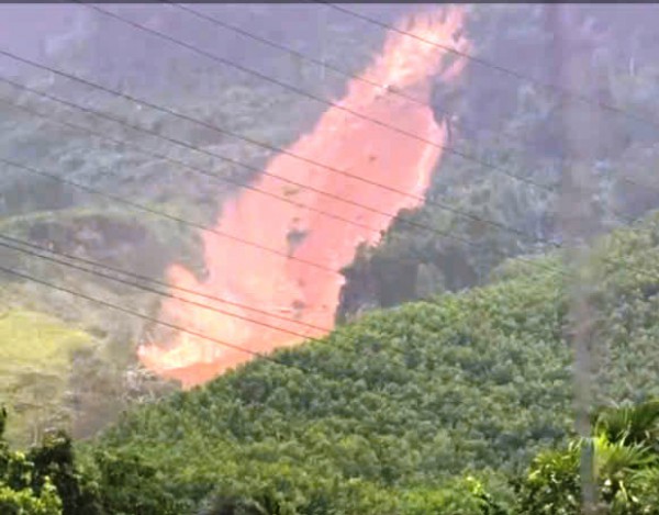 Đà Nẵng: Một phần ngọn núi sạt lở, đất đá chảy như 'thác' qua QL40B Đà Nẵng: Một phần ngọn núi sạt lở, đất đá chảy như 'thác' qua QL40B