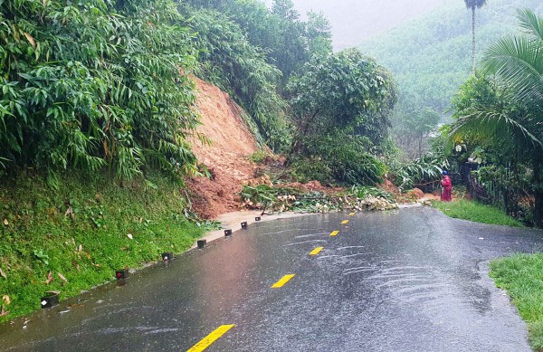 Đà Nẵng: Mưa lớn gây sạt lở, cô lập nhiều nơi, di dời hàng trăm người dân