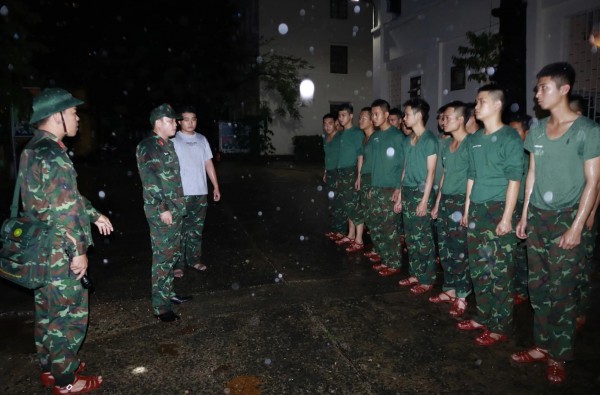 Đà Nẵng: Người dân cầu cứu trong đêm, bộ đội hành quân khẩn cấp