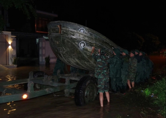 da-nang-nguoi-dan-cau-cuu-trong-dem-bo-doi-hanh-quan-khan-cap