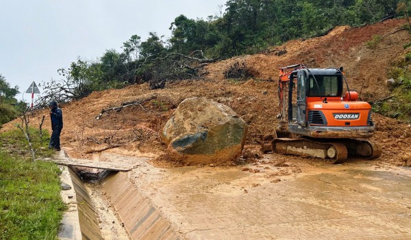 Đà Nẵng: Sạt lở nghiêm trọng đường lên cửa khẩu quốc tế Nam Giang Đà Nẵng: Sạt lở nghiêm trọng đường lên cửa khẩu quốc tế Nam Giang