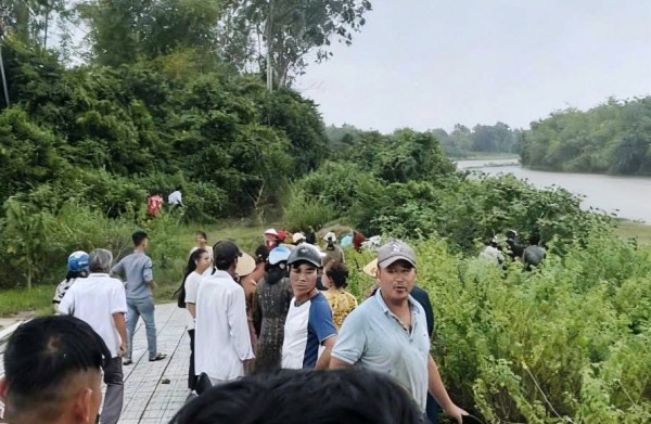 Đà Nẵng: Tìm người phụ nữ nghi trượt chân rơi xuống sông trước khi mưa lớn Đà Nẵng: Tìm người phụ nữ nghi trượt chân rơi xuống sông trước khi mưa lớn