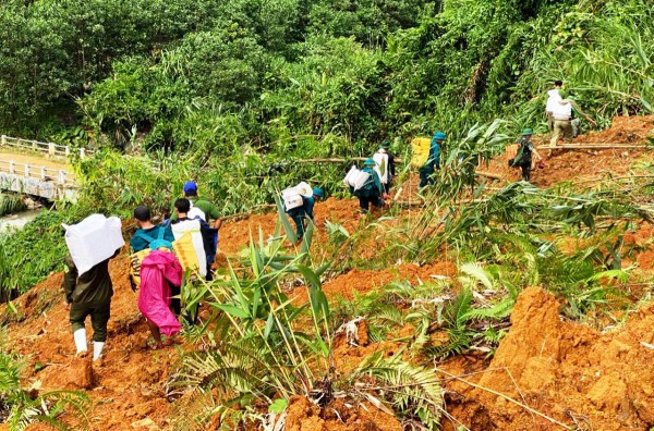 Đà Nẵng: Vượt hàng chục điểm sạt lở, gùi hàng tiếp tế người dân bị cô lập Đà Nẵng: Vượt hàng chục điểm sạt lở, gùi hàng tiếp tế người dân bị cô lập