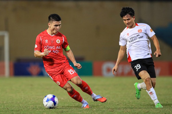 Đá thiếu người, CLB CAHN vẫn thắng CLB Công an TP.HCM: Đua vô địch rất 'nóng' Đá thiếu người, CLB CAHN vẫn thắng CLB Công an TP.HCM: Đua vô địch rất 'nóng'