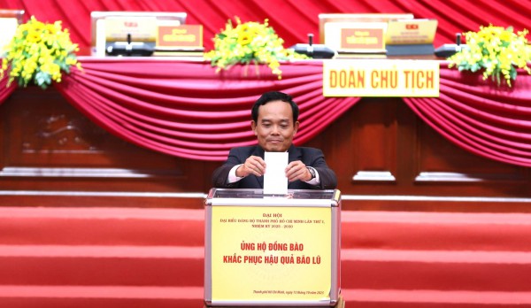 Đại biểu dự Đại hội Đảng bộ TP.HCM ủng hộ đồng bào bị thiệt hại mưa lũ