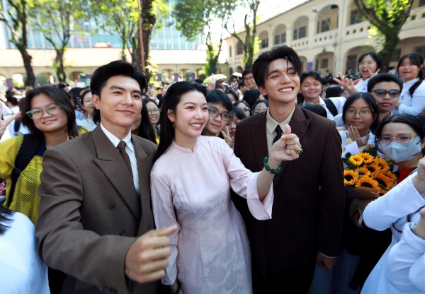 Diễn viên 'Mưa đỏ', á hậu cùng học sinh trường chuyên chống lừa đảo trực tuyến Diễn viên 'Mưa đỏ', á hậu cùng học sinh trường chuyên chống lừa đảo trực tuyến