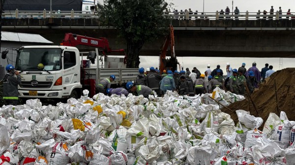 Dùng bao cát bịt miệng cống, ngăn nước lũ tràn vào trung tâm TP.Quảng Ngãi cũ