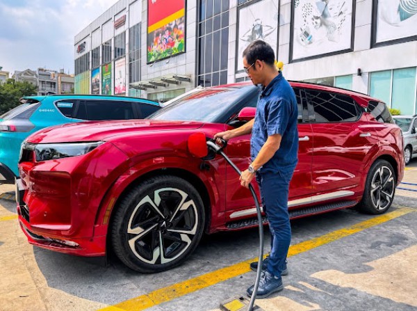 Gia đình 5 người, nên mua ô tô điện nào? Gia đình 5 người, nên mua ô tô điện nào?