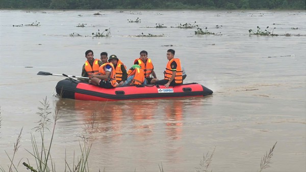 Giải cứu 8 người dân mắc kẹt giữa dòng lũ dữ trên sông Trà Khúc Giải cứu 8 người dân mắc kẹt giữa dòng lũ dữ trên sông Trà Khúc