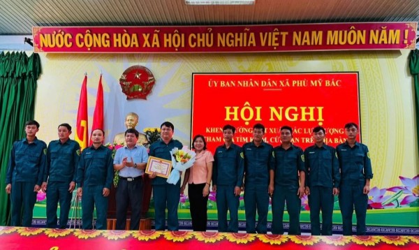 Giải cứu người đàn ông rơi xuống giếng hoang sau một đêm mất tích Giải cứu người đàn ông rơi xuống giếng hoang sau một đêm mất tích