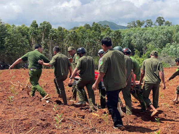 Giải cứu người đàn ông rơi xuống giếng hoang sau một đêm mất tích Giải cứu người đàn ông rơi xuống giếng hoang sau một đêm mất tích