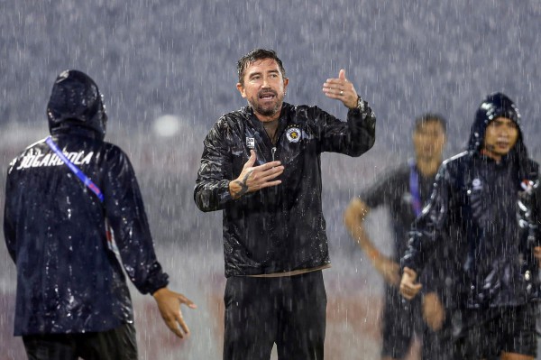 HLV Kewell ngán ngẩm mặt sân V-League: 'Tôi chưa từng thấy thứ này bao giờ' HLV Kewell ngán ngẩm mặt sân V-League: 'Tôi chưa từng thấy thứ này bao giờ'