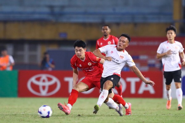 HLV Lê Huỳnh Đức chê học trò nôn nóng, HLV Polking 'Tiến Linh hay nhất Việt Nam, nhưng...'