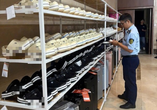Hàng giả, hàng không rõ nguồn gốc bị phát hiện liên tục ở Đà Nẵng Hàng giả, hàng không rõ nguồn gốc bị phát hiện liên tục ở Đà Nẵng