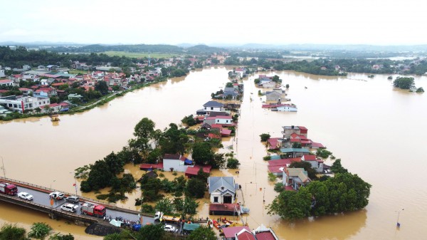 Hơn 15.000 ngôi nhà ở Thanh Hóa còn chìm trong biển nước