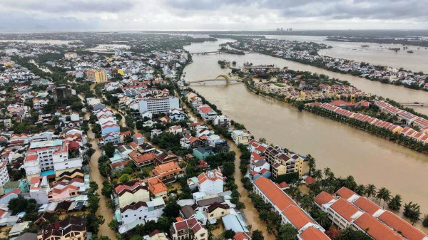 [FLYCAM] Hơn 66.800 ngôi nhà ở Đà Nẵng chìm trong biển nước