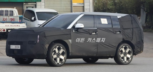 Hyundai Santa Fe lộ diện bản nâng cấp, đã 'sửa' phần đuôi xe gây tranh cãi?