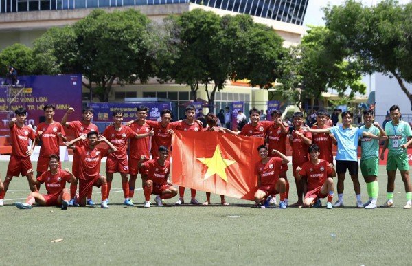 Kịch tính bóng đá sinh viên: 2 thẻ đỏ cùng 2 quả phạt đền, gay cấn đến giờ chót