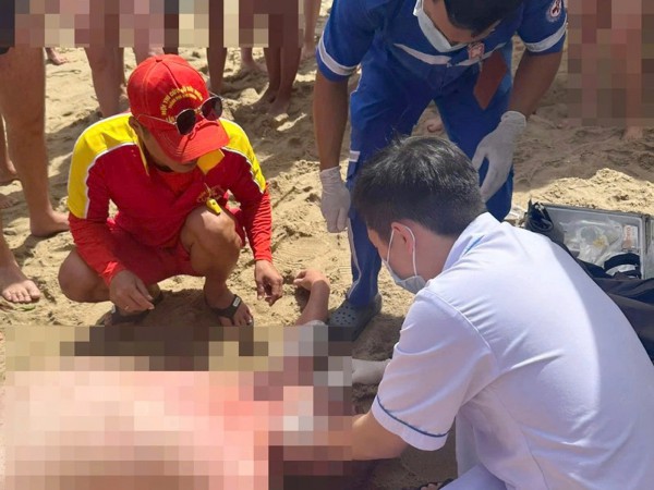 Liên tiếp cứu hộ du khách đuối nước tại bãi biển Nha Trang Liên tiếp cứu hộ du khách đuối nước tại bãi biển Nha Trang