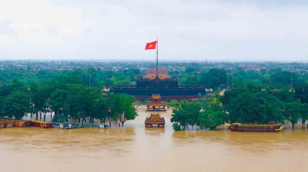 Lũ lịch sử, sạt lở tiếp tục bủa vây miền Trung Lũ lịch sử, sạt lở tiếp tục bủa vây miền Trung