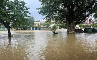 Lu-tren-song-Huong-len-cao-nhieu-tuyen-duong-noi-do-TPHue-ngap-nang-a.jpg