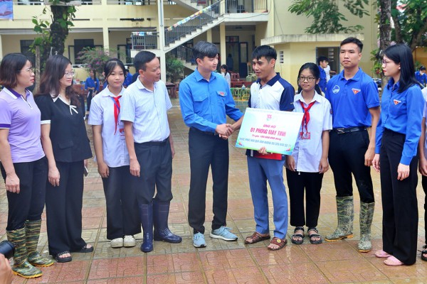 MTTQ Việt Nam thăm hỏi, trao quà hỗ trợ người dân tại Thái Nguyên, Bắc Ninh