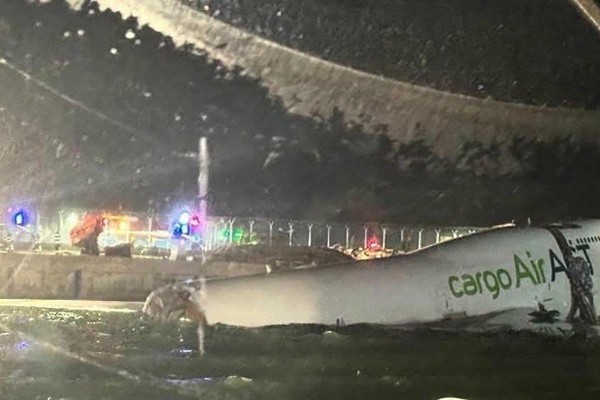 Máy bay Boeing trượt khỏi đường băng lao xuống biển ở Hồng Kông, có người chết Máy bay Boeing trượt khỏi đường băng lao xuống biển ở Hồng Kông, có người chết