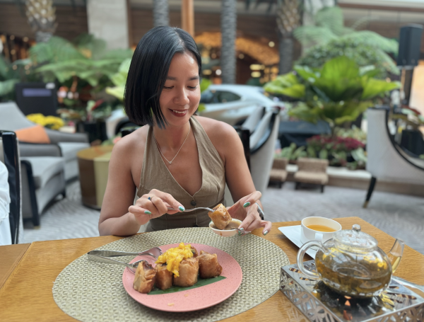 Món bánh chuối chiên, thịt kho tàu trong nhà hàng sang trọng ở Philippines
