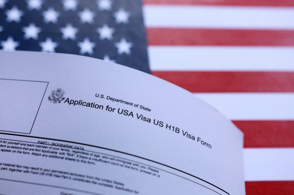 Một liên minh nỗ lực ngăn ông Trump áp phí 100.000 USD đối với thị thực H-1B Một liên minh nỗ lực ngăn ông Trump áp phí 100.000 USD đối với thị thực H-1B