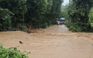Mot-xa-mien-nui-Quang-Ngai-cho-hoc-sinh-nghi-hoc-vi-mua-lon-sat-lo-nui-a.jpg