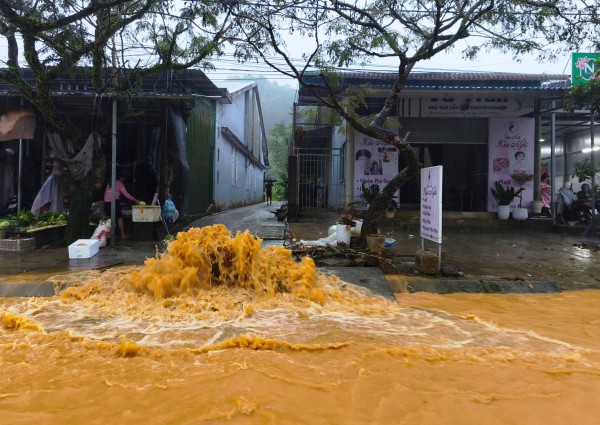 Mưa trắng trời A Lưới, đường Hồ Chí Minh thành sông