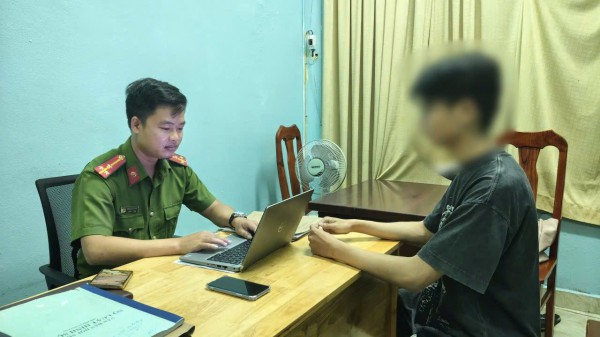 Nam sinh viên hoảng loạn vì sập bẫy 'bắt cóc online' Nam sinh viên hoảng loạn vì sập bẫy 'bắt cóc online'