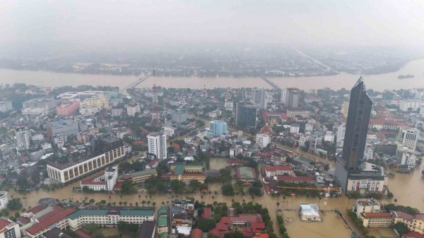 Ngập lụt, sạt lở nghiêm trọng ở nhiều tỉnh miền Trung Ngập lụt, sạt lở nghiêm trọng ở nhiều tỉnh miền Trung