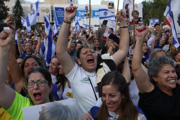 Người Israel, Palestine vỡ òa chào đón con tin, tù nhân trở về Người Israel, Palestine vỡ òa chào đón con tin, tù nhân trở về