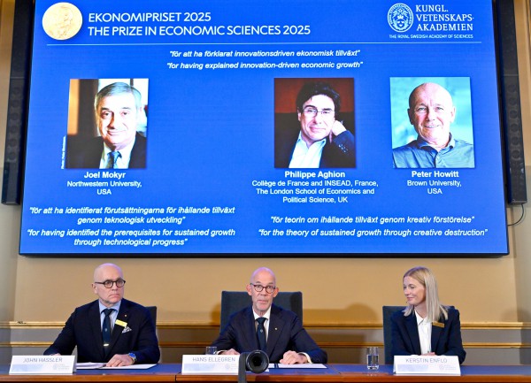 Người đoạt giải Nobel Kinh tế 2025 vừa được xướng tên Người đoạt giải Nobel Kinh tế 2025 vừa được xướng tên