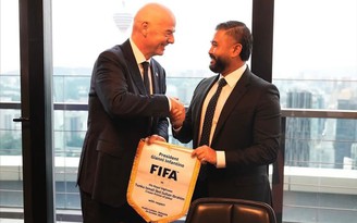 Nhiep-chinh-vuong-Malaysia-dang-anh-chup-cung-Chu-tich-FIFA-he-lo-FAM-nhap-tich-them-27-cau-thu-a.jp_.jpeg