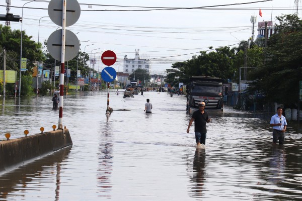 Nước lũ tràn về, hàng trăm nhà dân ngập lụt, QL1 tê liệt nhiều giờ Nước lũ tràn về, hàng trăm nhà dân ngập lụt, QL1 tê liệt nhiều giờ