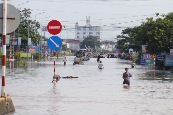 Nước lũ tràn về, hàng trăm nhà dân ngập lụt, QL1 tê liệt nhiều giờ Nước lũ tràn về, hàng trăm nhà dân ngập lụt, QL1 tê liệt nhiều giờ