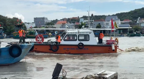 Nước lũ tràn về, hàng trăm nhà dân ngập lụt, QL1 tê liệt nhiều giờ Nước lũ tràn về, hàng trăm nhà dân ngập lụt, QL1 tê liệt nhiều giờ