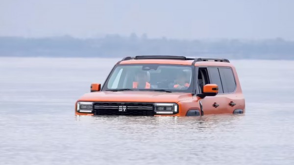 Ô tô Trung Quốc có thể 'bơi' hơn 1 km vượt sông