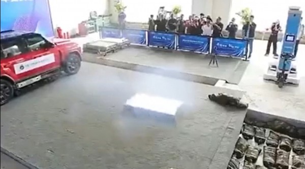 Ô tô điện có khả năng phóng pin 'tự cứu mình', giải pháp gây tranh cãi