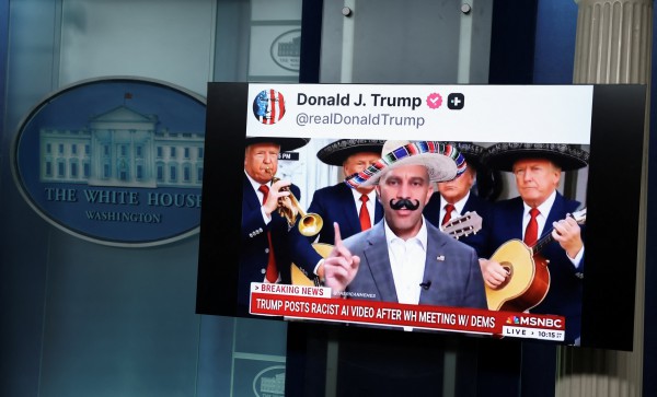 Ông Trump 'chỉ đùa' khi đăng hình ảnh AI của nghị sĩ Dân chủ