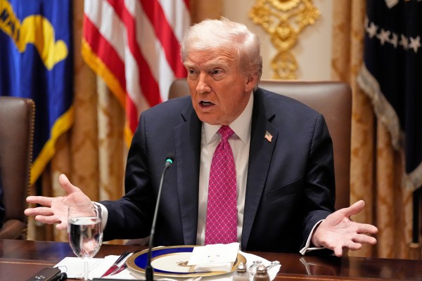 Ông Trump đổ lỗi cho Trung Quốc, thừa nhận đánh thuế 100% là 'không bền vững'