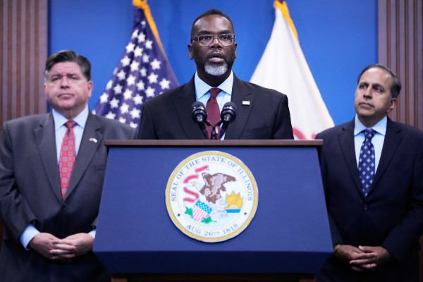 Ông Trump đòi bỏ tù thống đốc Illinois, thị trưởng Chicago Ông Trump đòi bỏ tù thống đốc Illinois, thị trưởng Chicago
