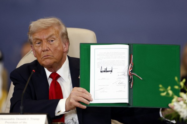Ông Trump ký tuyên bố với lãnh đạo 3 cường quốc Trung Đông về Gaza Ông Trump ký tuyên bố với lãnh đạo 3 cường quốc Trung Đông về Gaza