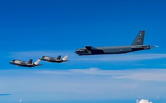 Phao-dai-bay-B-52-tap-tran-tan-cong-gan-Venezuela-giua-cang-thang-a.jpg