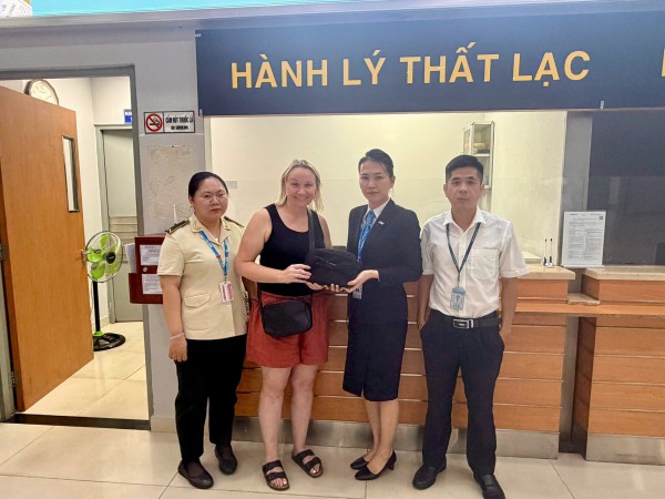 Phú Quốc: Nhân viên vệ sinh máy bay trả lại hơn 2.300 đô Úc cho khách bỏ quên Phú Quốc: Nhân viên vệ sinh máy bay trả lại hơn 2.300 đô Úc cho khách bỏ quên
