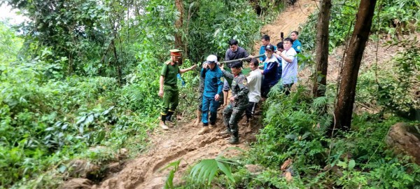 Quảng Ngãi: Dùng cáng băng rừng khiêng sản phụ từ vùng sạt lở đi cấp cứu Quảng Ngãi: Dùng cáng băng rừng khiêng sản phụ từ vùng sạt lở đi cấp cứu